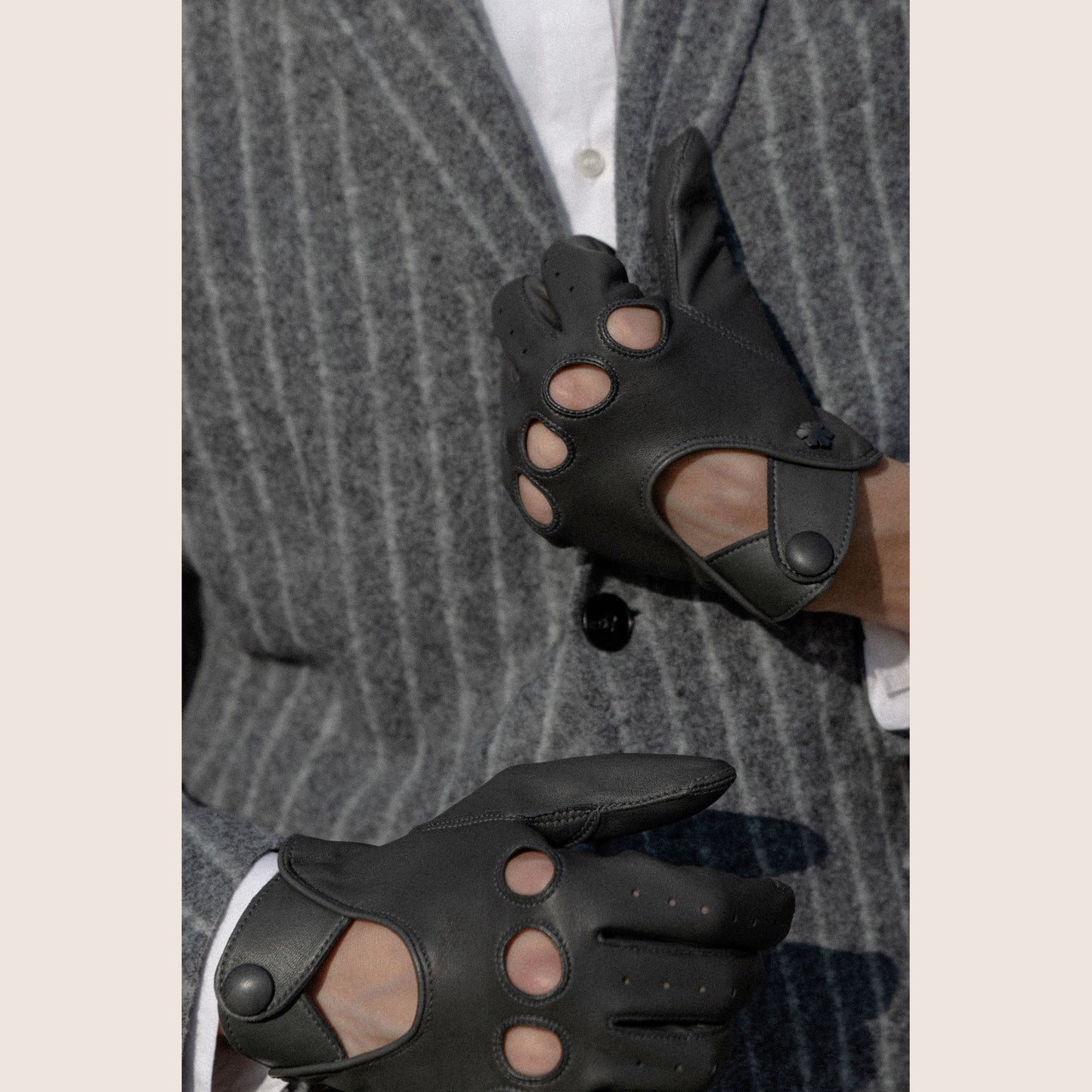 FREDERIK - Black - Exclusive black driving gloves in soft leather, designed for comfort and optimal grip.