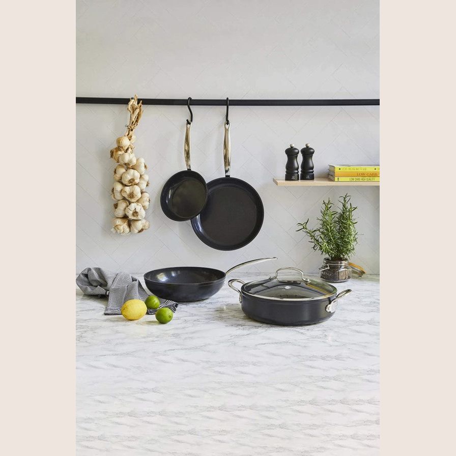 Peugeot Salt/Pepper 13 cm Black Lacquer - Elegant salt and pepper grinder from Peugeot in black lacquer, timeless design.