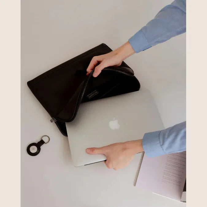 KALMUS COMPUTER SLEEVE - W - Black - Elegant Kalmus computer sleeve in black for women, ideal for protecting your laptop in style.