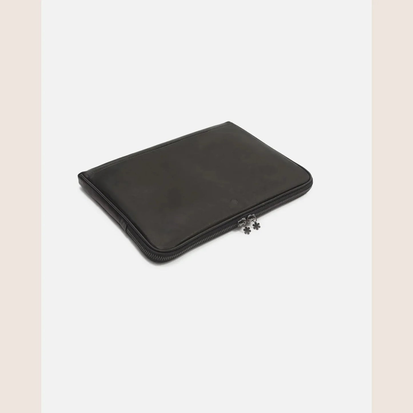 KALMUS COMPUTER SLEEVE - W - Black - Elegant Kalmus computer sleeve in black for women, ideal for protecting your laptop in style.