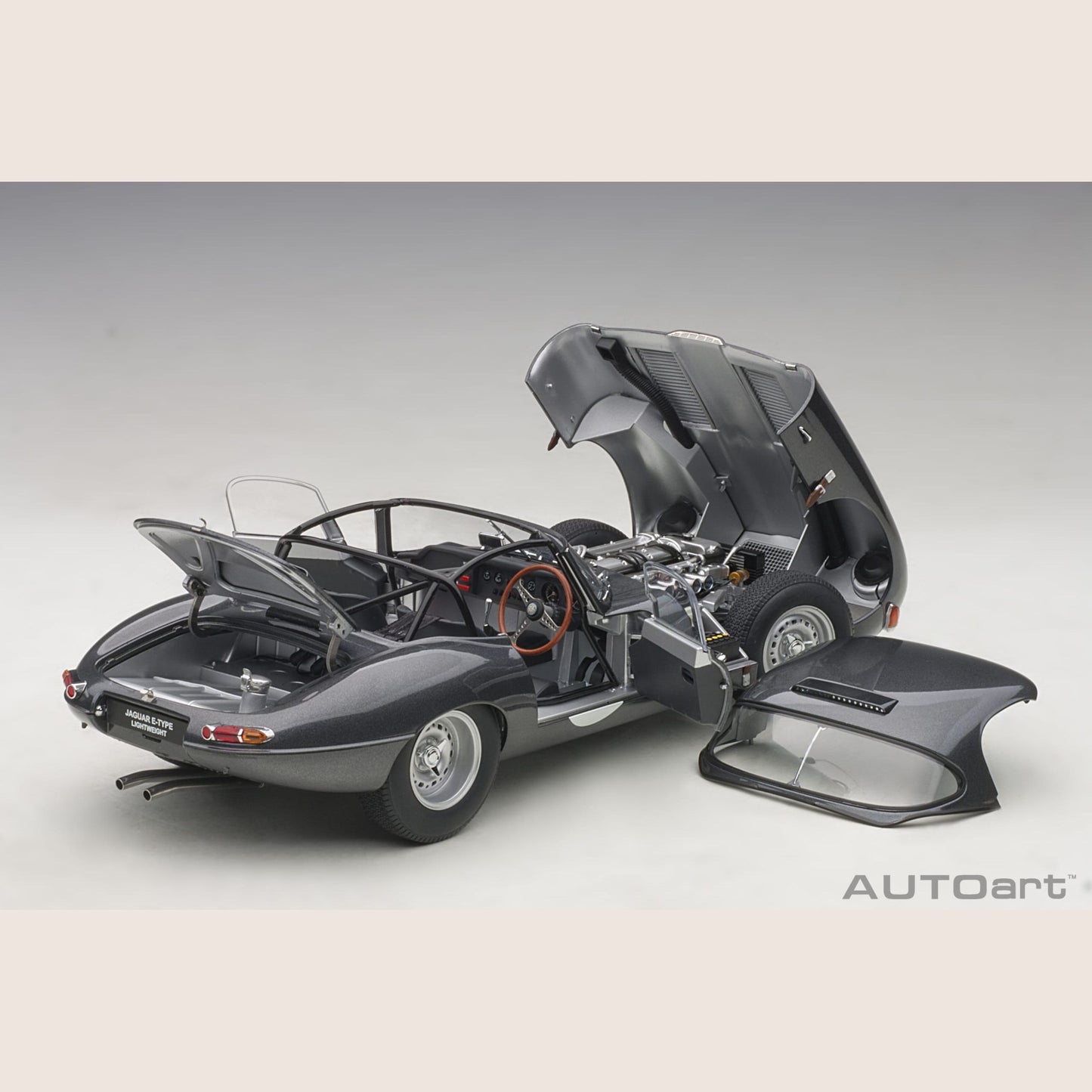 Jaguar Lightweight E-Type Dark Grey - Lightweight version of the Jaguar E-Type in dark gray. A gem for car enthusiasts.