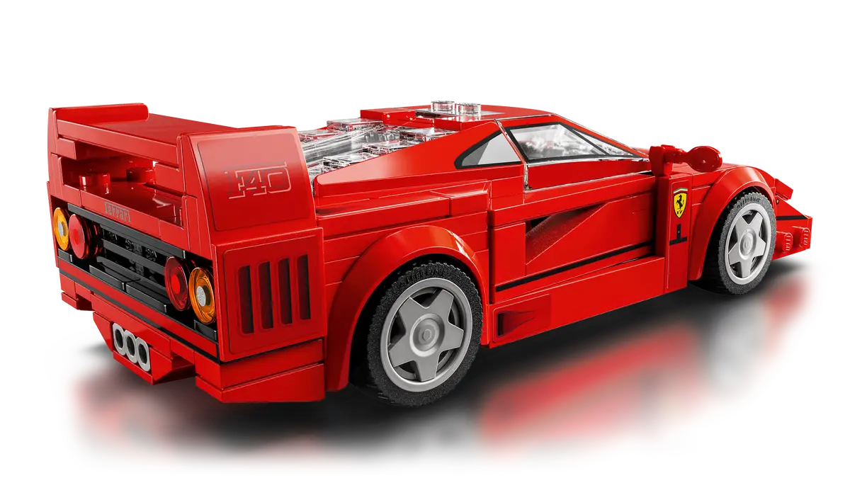 LEGO Speed Champions Ferrari F40 Supercar 76934 - detailed model of the iconic 1980s Ferrari F40. Set includes 318 pieces, a Ferrari driver minifigure and authentic design details such as a rear spoiler, air intakes and red seats. Perfect for both play and display.