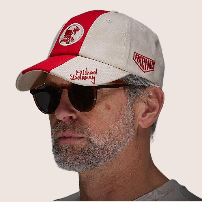 MD Pilota Cap - Stylish cap inspired by classic motorsport, with embroidered logo and adjustable fit. A must-have for any car enthusiast.