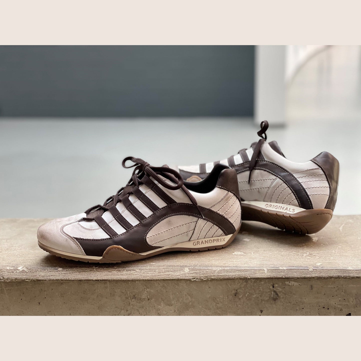 GPO Sneakers Off White - Classic off-white sneakers, ideal for a stylish look.