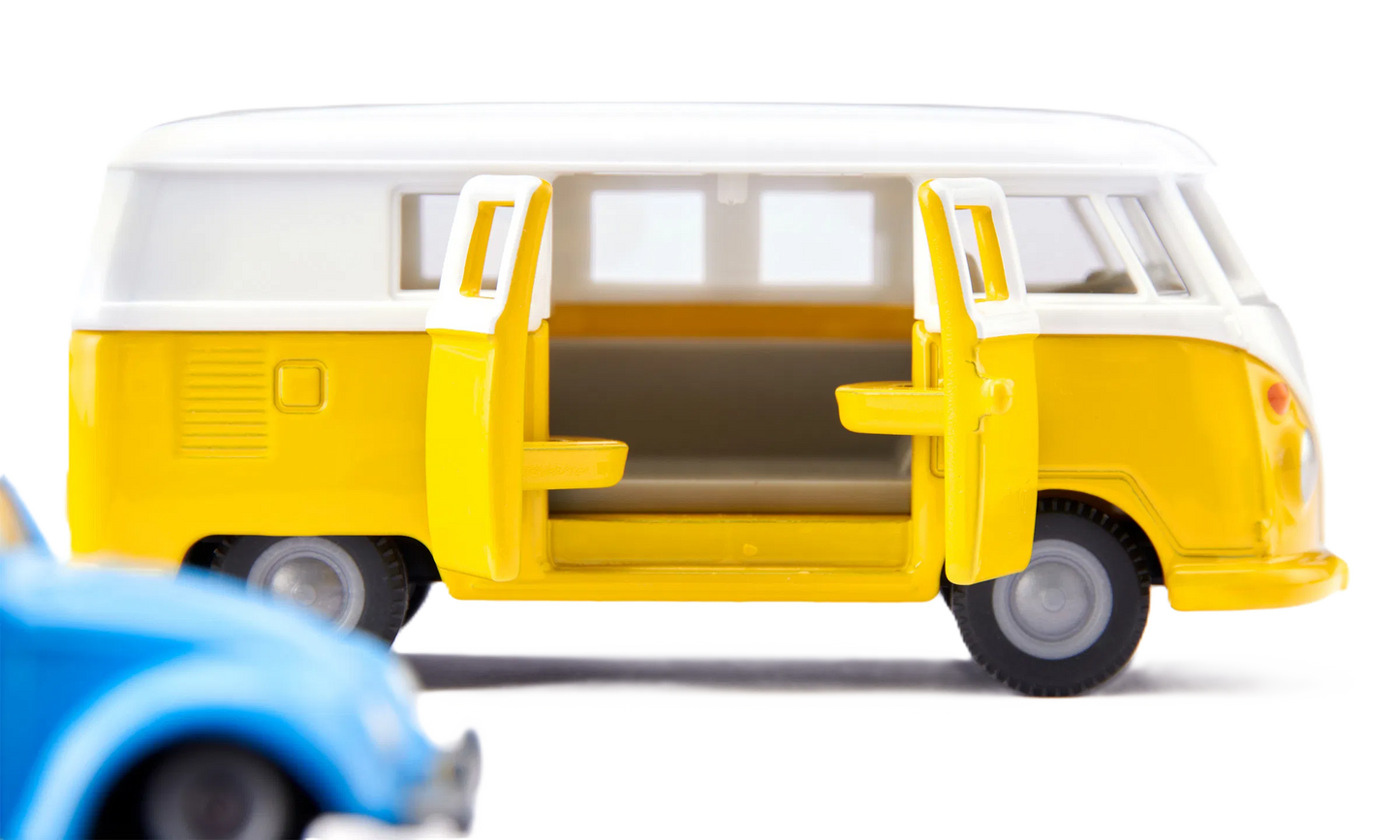 Siku VW T1 with trailer and VW Beetle 1:50 - Detailed metal and plastic model with yellow/white VW T1 minibus, detachable trailer and light blue VW Beetle. Robust and perfect for creative play and model adventures for kids.