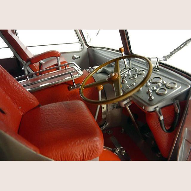 1:18 FIAT 642 BARTOLETTI FERRARI RACE TRANSPORTER - 1:18 scale model of the Fiat 642 Bartoletti Ferrari race transporter, perfect for motorsport enthusiasts.