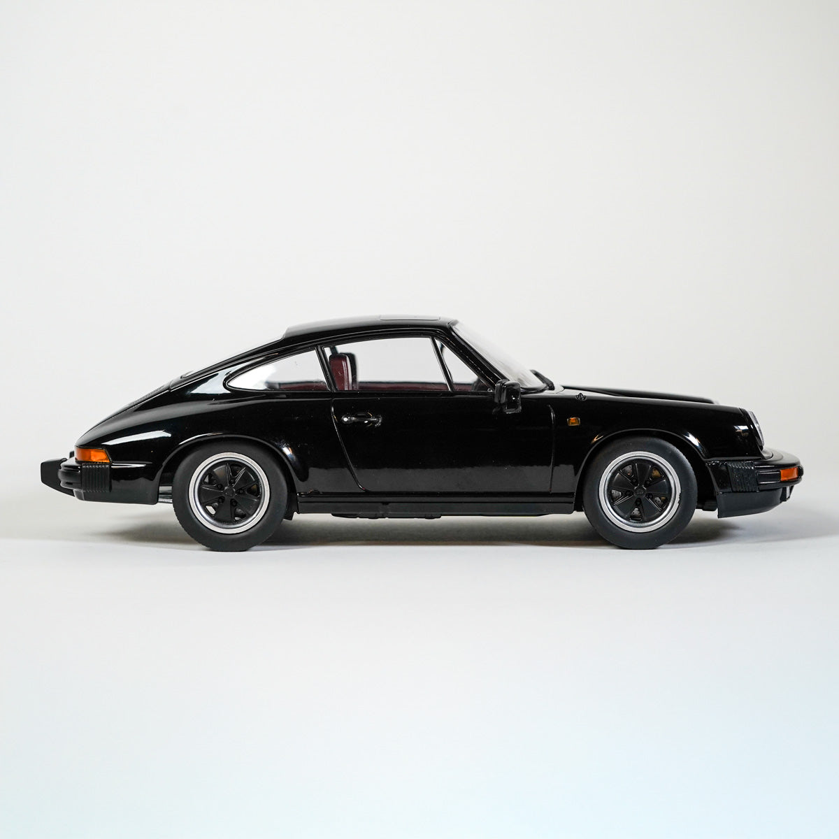 Porsche 911 SC Coupe 1983 1:18