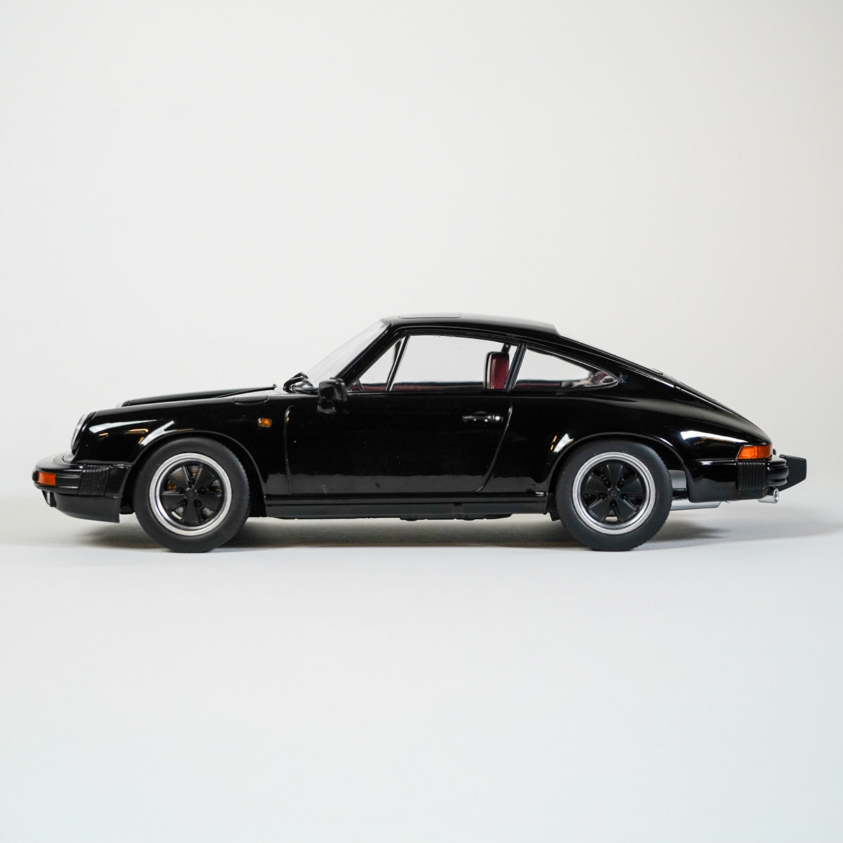 Porsche 911 SC Coupe 1983 1:18