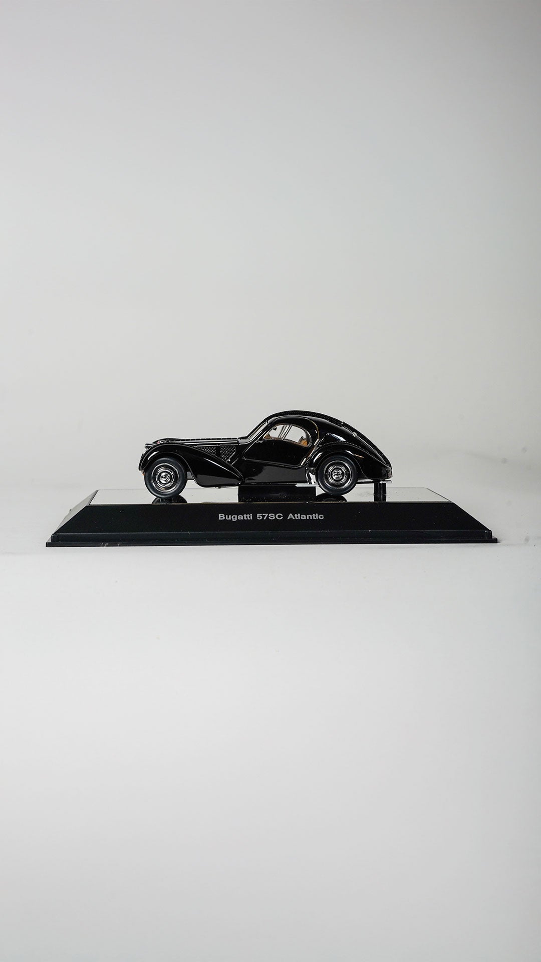 Bugatti 57S Atlantic 1:43 model car with aerodynamic bodywork and exclusive design