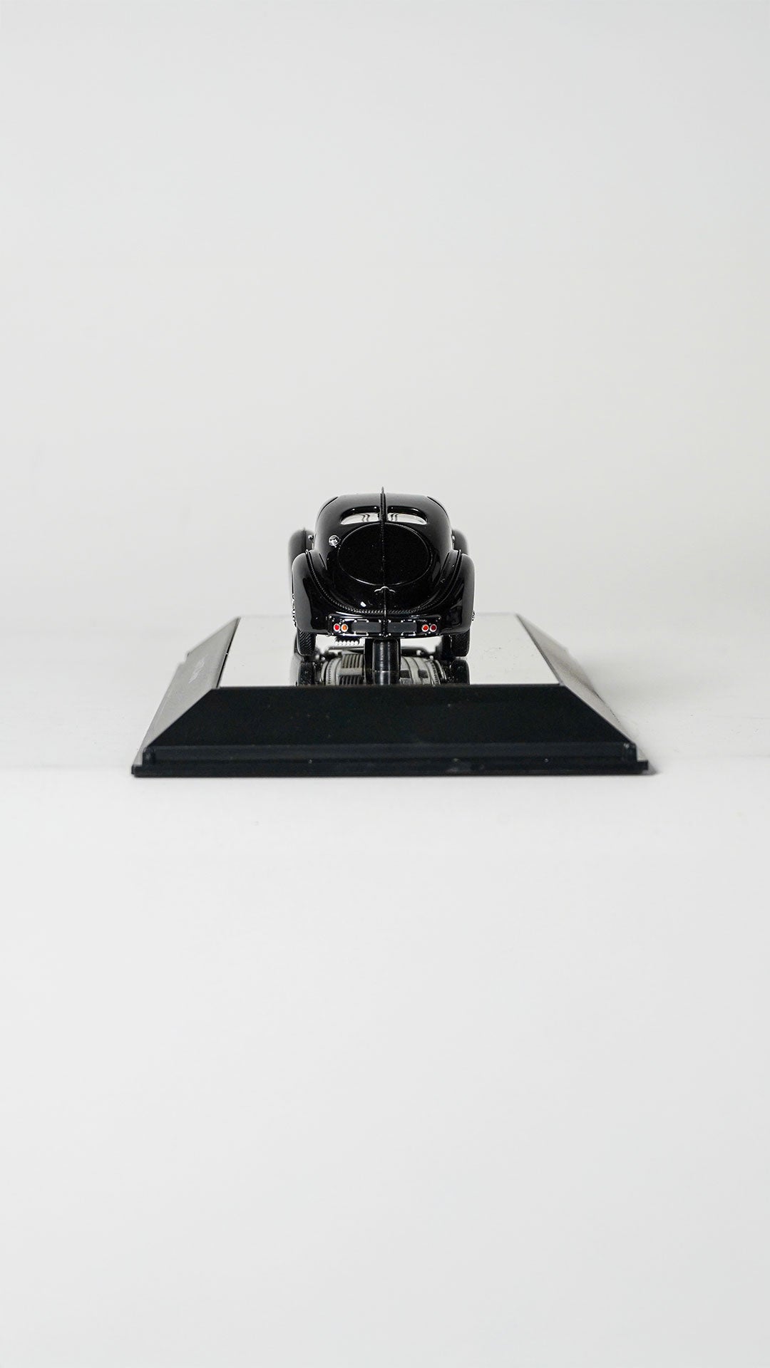 Bugatti 57S Atlantic 1:43 model car with aerodynamic bodywork and exclusive design