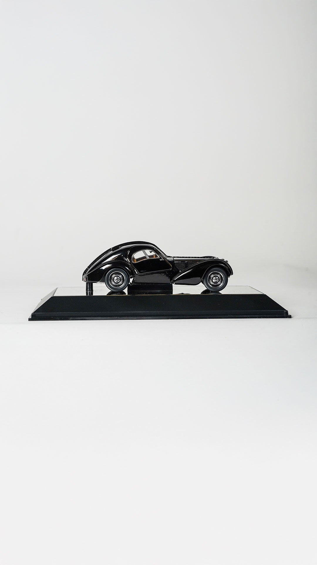 Bugatti 57S Atlantic 1:43 model car with aerodynamic bodywork and exclusive design