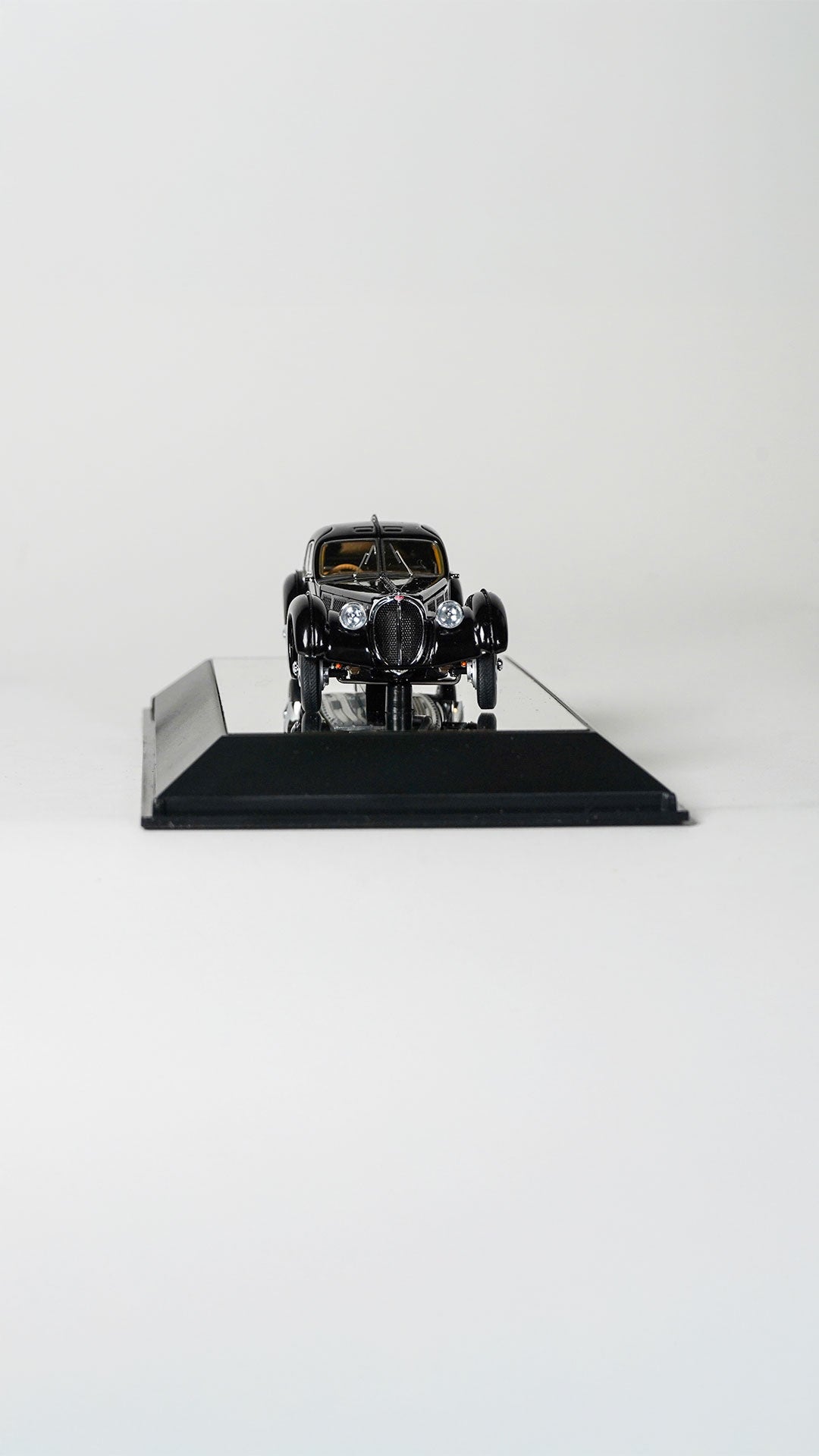 Bugatti 57S Atlantic 1:43 model car with aerodynamic bodywork and exclusive design