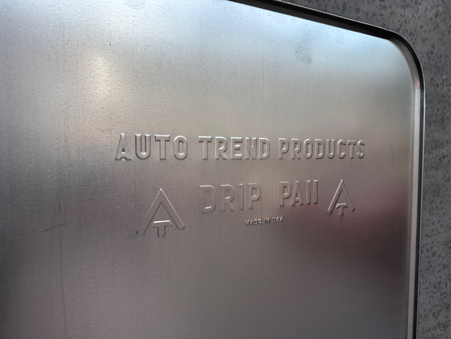 Aluminum drip tray 120x64 cm - Zoom in on embossed text drip tray to illustrate the minimalist style