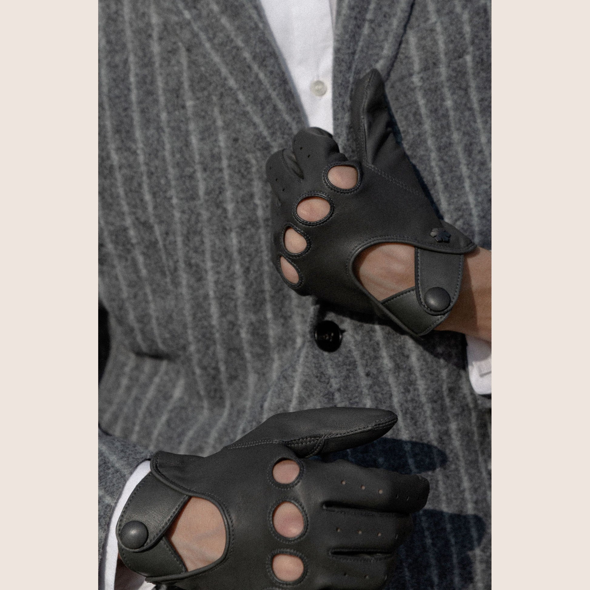 FREDERIK - Black - Exclusive black driving gloves in soft leather, designed for comfort and optimal grip.