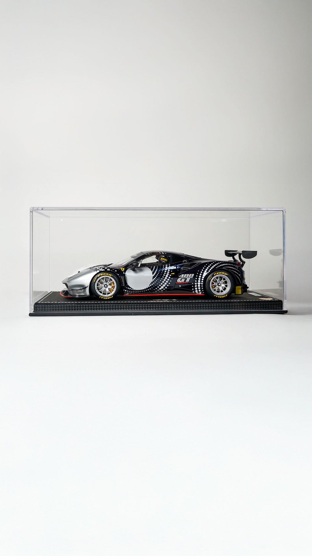 1:18 - Ferrari - 488 GT - Livrea Blu Nart - With Plexi Showcase - BBR