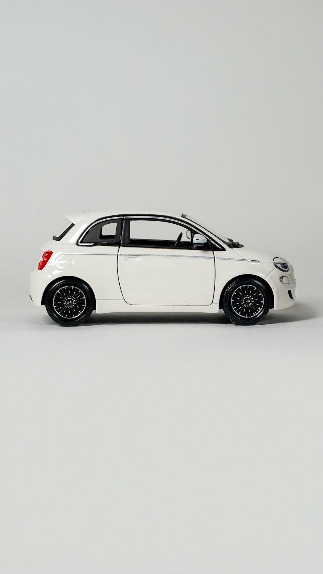Bburago Fiat 500e 1:24