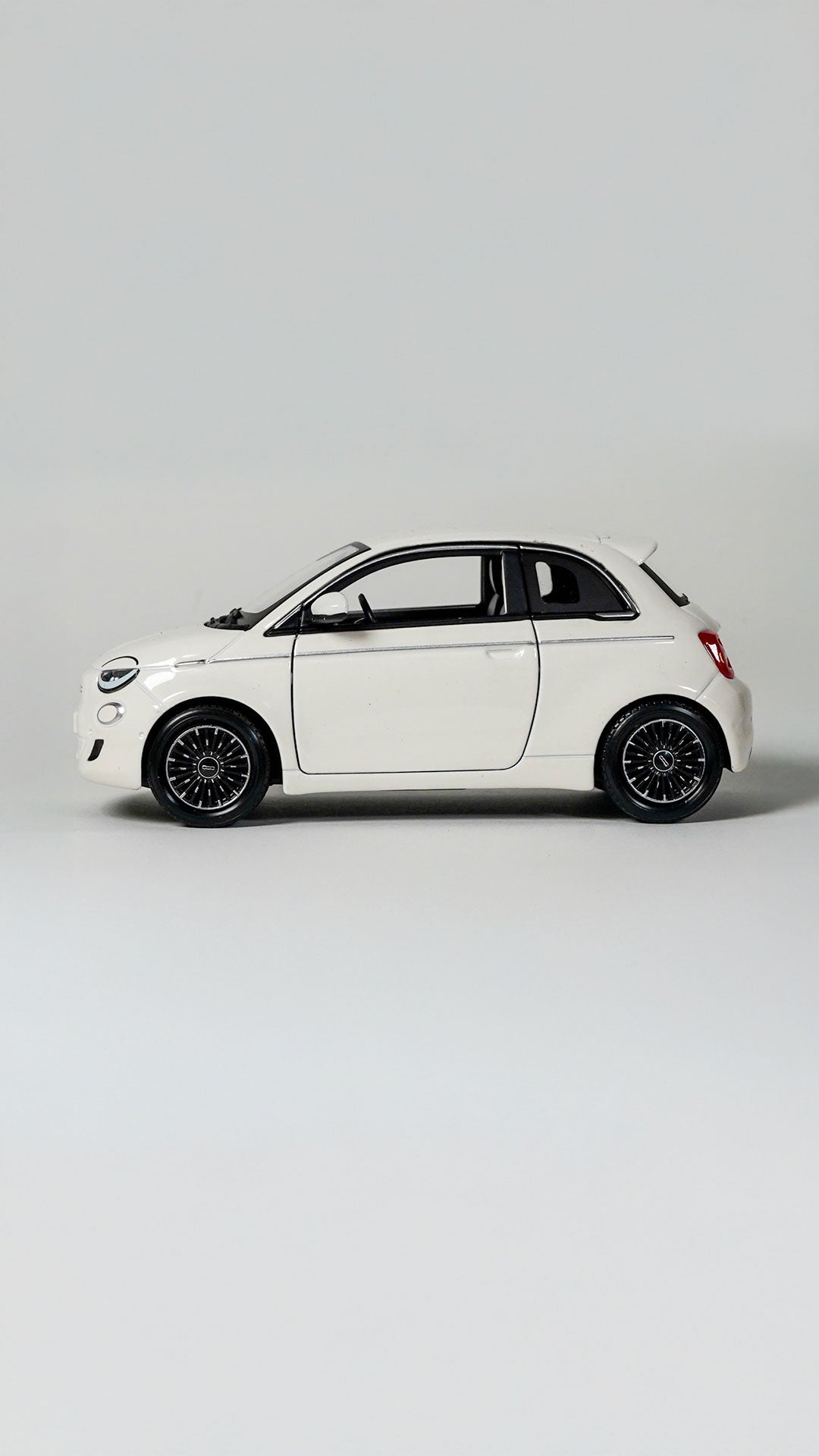 Bburago Fiat 500e 1:24