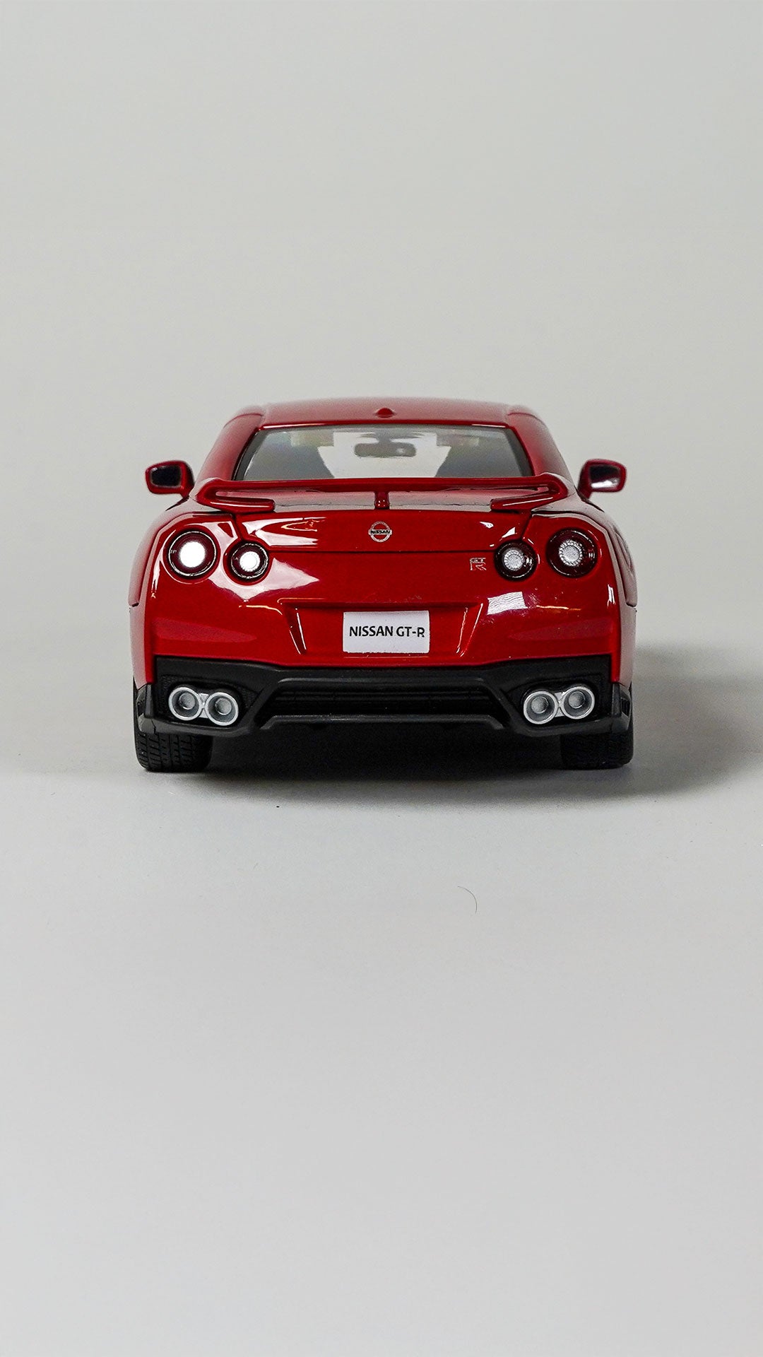 Bburago Nissan GTR 2017 Red 1:24