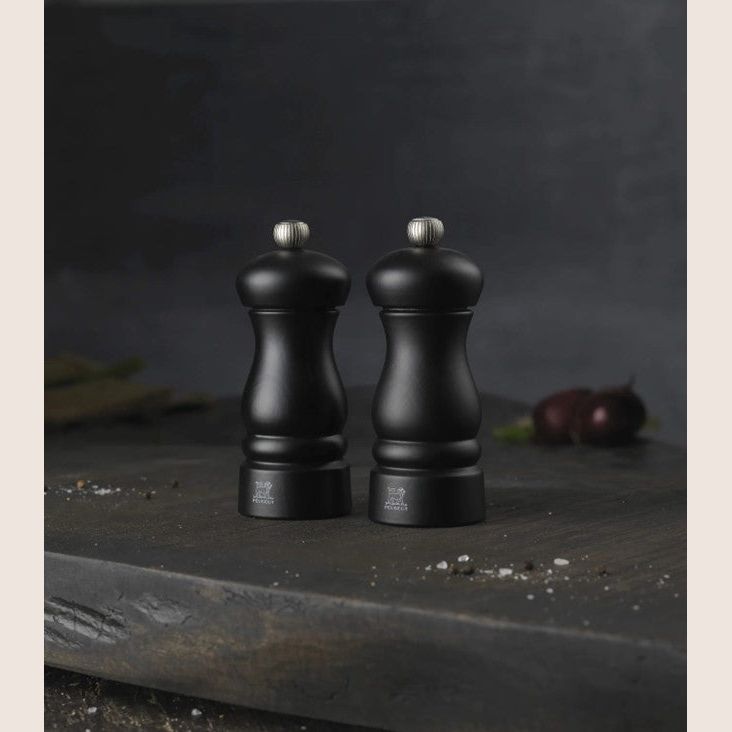Peugeot Salt/Pepper 13 cm Black Lacquer - Elegant salt and pepper grinder from Peugeot in black lacquer, timeless design.