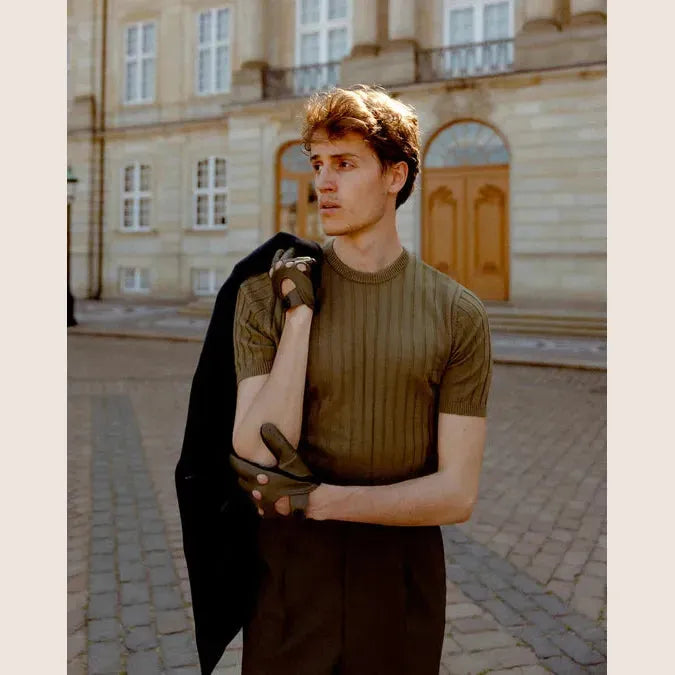 Frederik, Army / One-Size - Classic army green driving gloves in supple leather, ideal for both car and motorcycle.