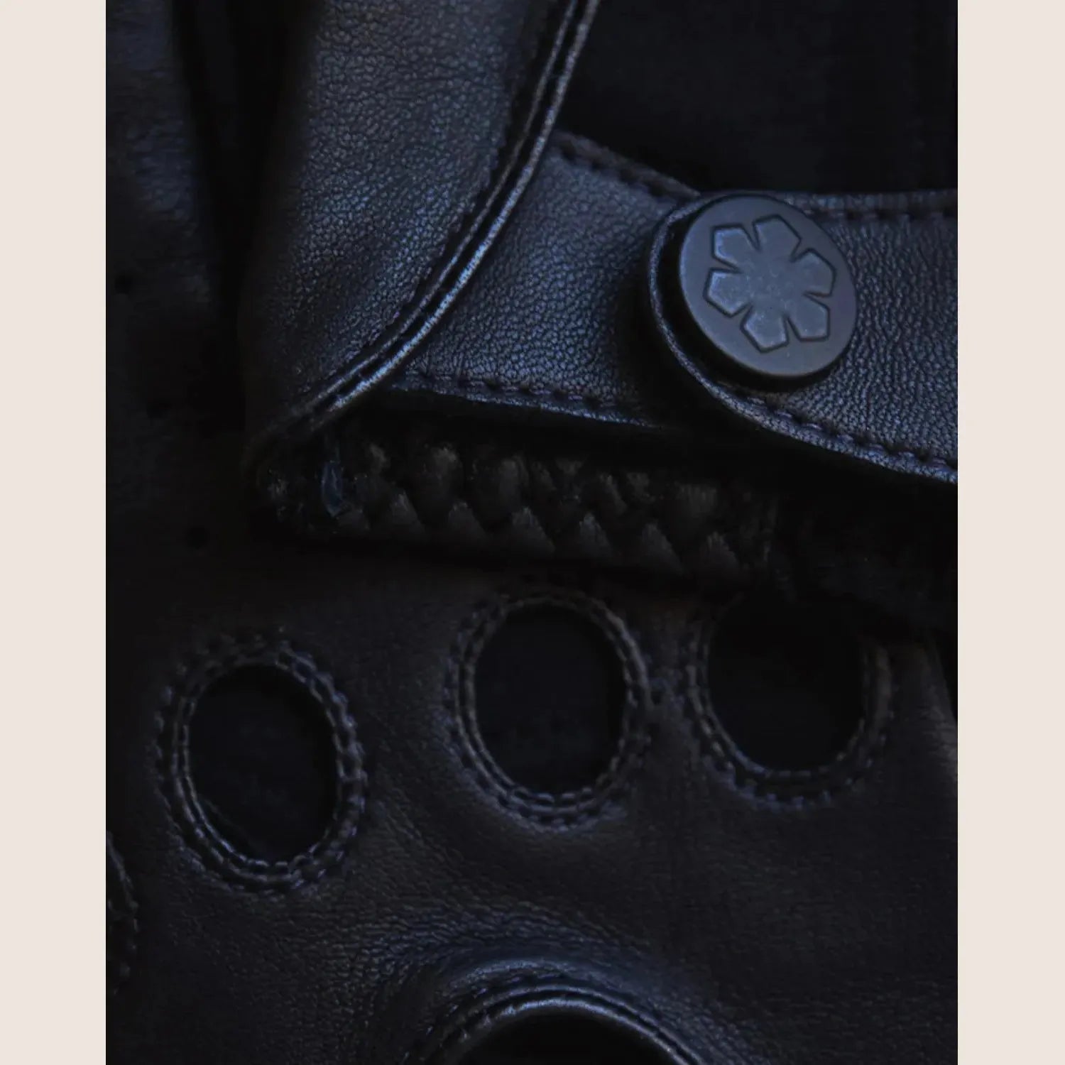 Frederik, Black / One-Size - Timeless black driving gloves in luxurious leather, perfect grip and comfort on the go.