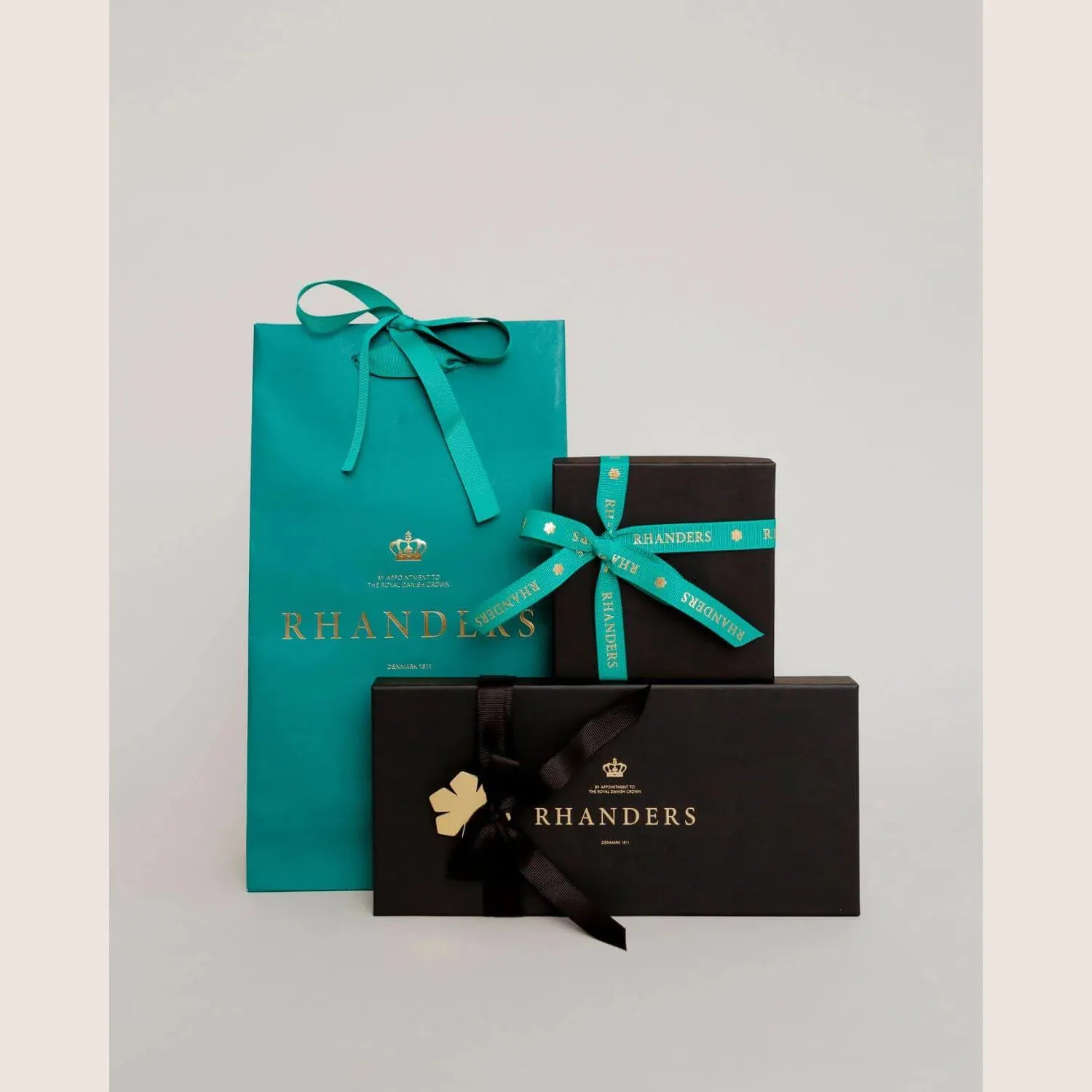 CHUNKY KALMUS EARRINGS - Gold - Chunky gold-plated earrings in a modern design, ideal for a stylish and elegant look.