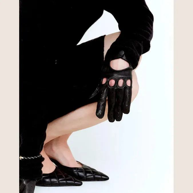 Diana, Black / One-Size - Black shoulder bag in a minimalist design, perfect for everyday use with an elegant touch.