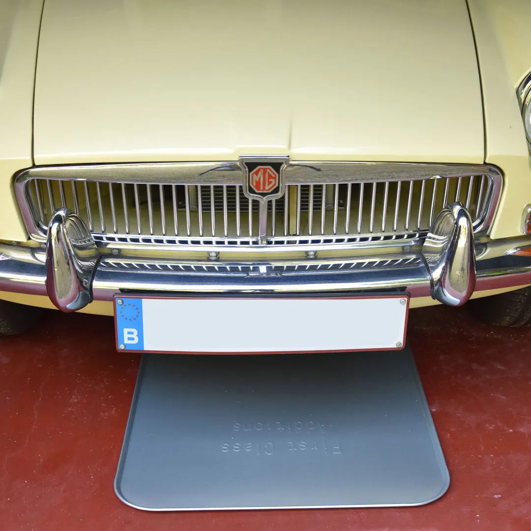 Drip tray - Functional drip tray, perfect for safely storing classic/veteran cars or other items.