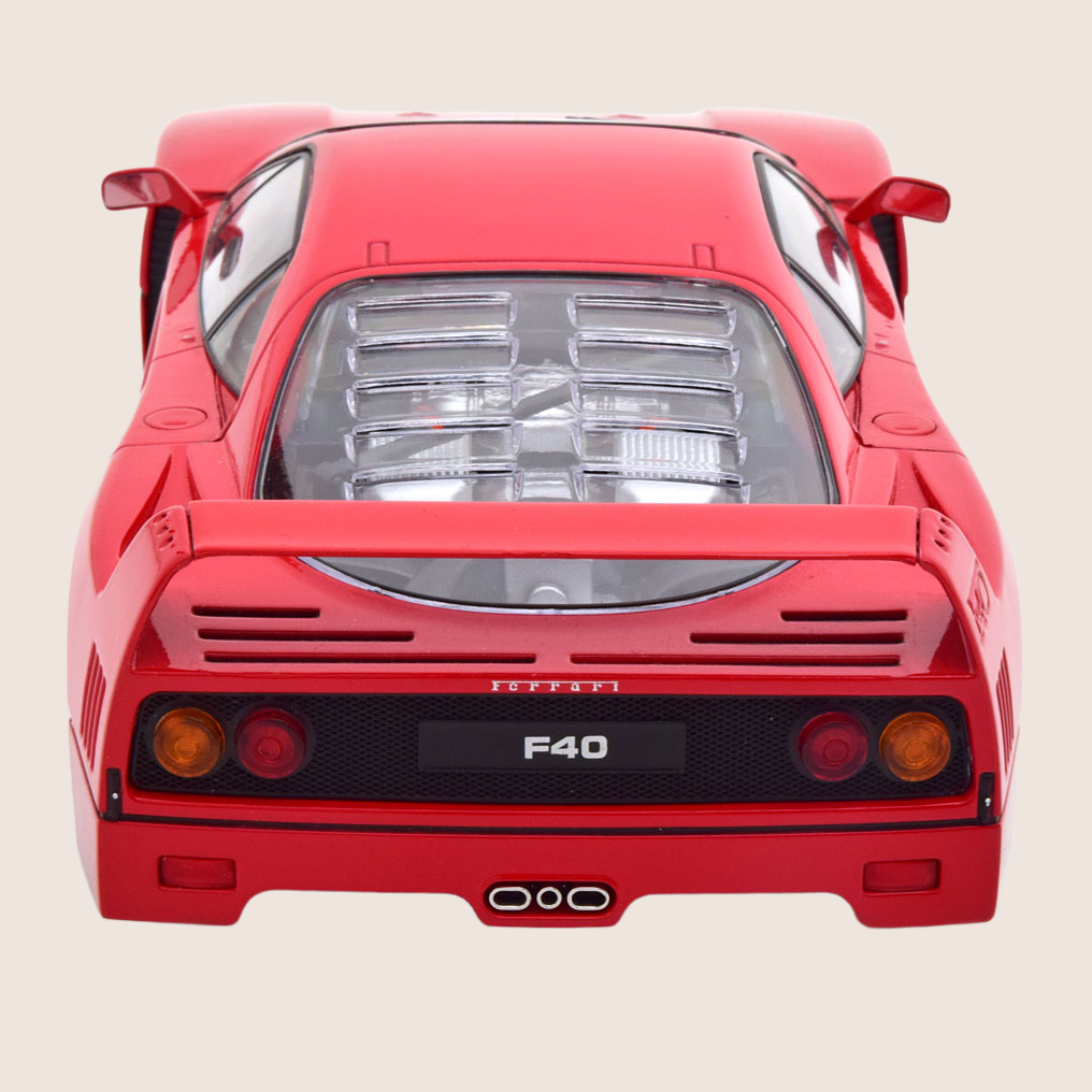 Ferrari F40 1:18 - Detailed model of the legendary Ferrari F40 in 1:18 scale. An iconic supercar with precise details and authentic design. Perfect for Ferrari enthusiasts and collectors.