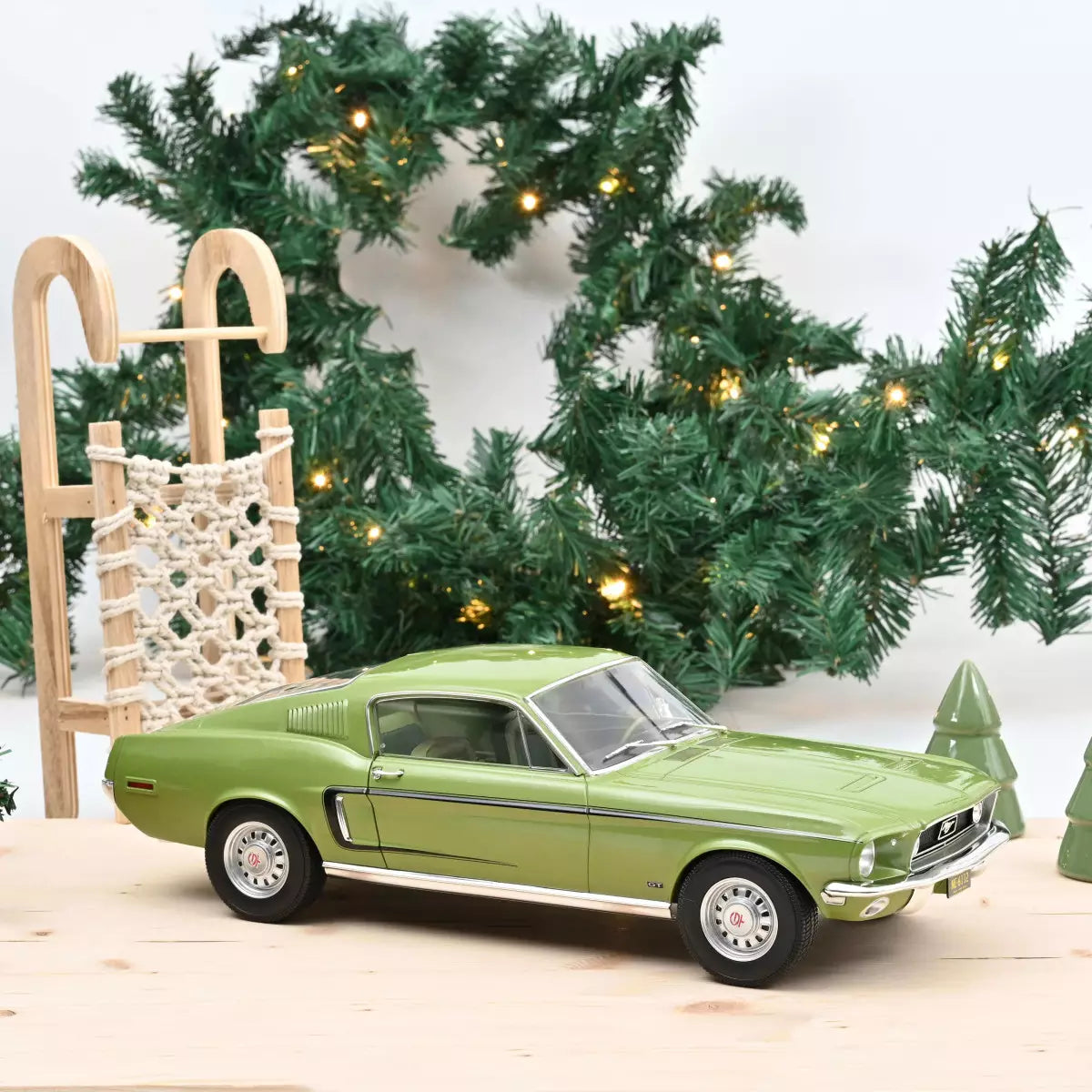 Ford Mustang GT 1968 1:12 Norev - Large scale 1:12 model of the Ford Mustang GT from 1968.