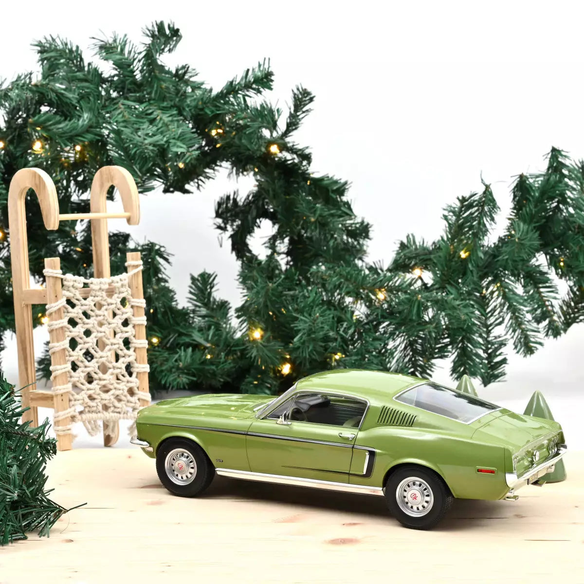 Ford Mustang GT 1968 1:12 Norev - Large scale 1:12 model of the Ford Mustang GT from 1968.