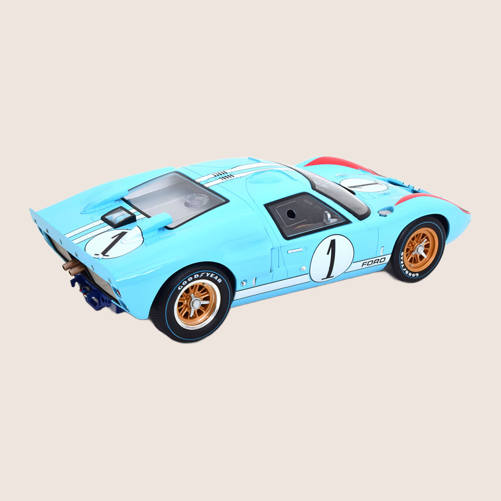 1:12 Ford GT40 #2 Winner 24h Le Mans 1966 Black - Magnificent model of the legendary Le Mans winner, the Ford GT40.