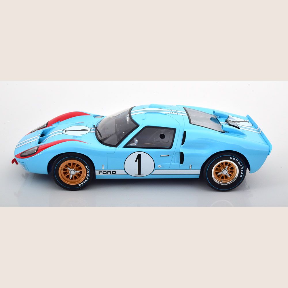 1:12 Ford GT40 #2 Winner 24h Le Mans 1966 Black - Magnificent model of the legendary Le Mans winner, the Ford GT40.