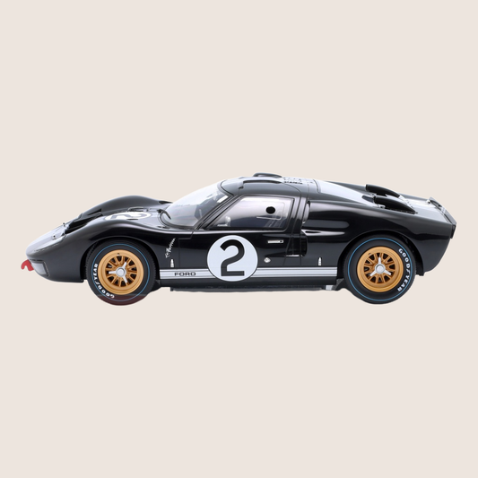 1:12 FORD GT40 MK II NO 1 24H LE MANS 1966 - Detailed 1:12 scale model of the Ford GT40 MK II from Le Mans 1966, perfect for collectors of historic racing cars.