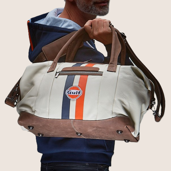 Gulf Leather Travelbag Light Beige Medium - Exclusive travel bag in light beige leather with classic Gulf details. Perfect size for weekend trips and stylish travel.