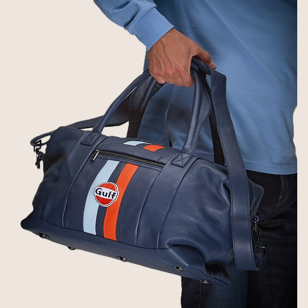 Gulf Leather Travelbag Navy Medium - Elegant and durable travel bag in navy blue leather with classic Gulf details. Perfect size for weekend trips and stylish travel comfort.