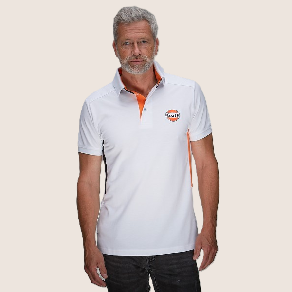 Gulf Side Stripe Polo White - Stylish polo in white with classic Gulf racing stripes on the side, made in soft cotton for a sporty and timeless look.