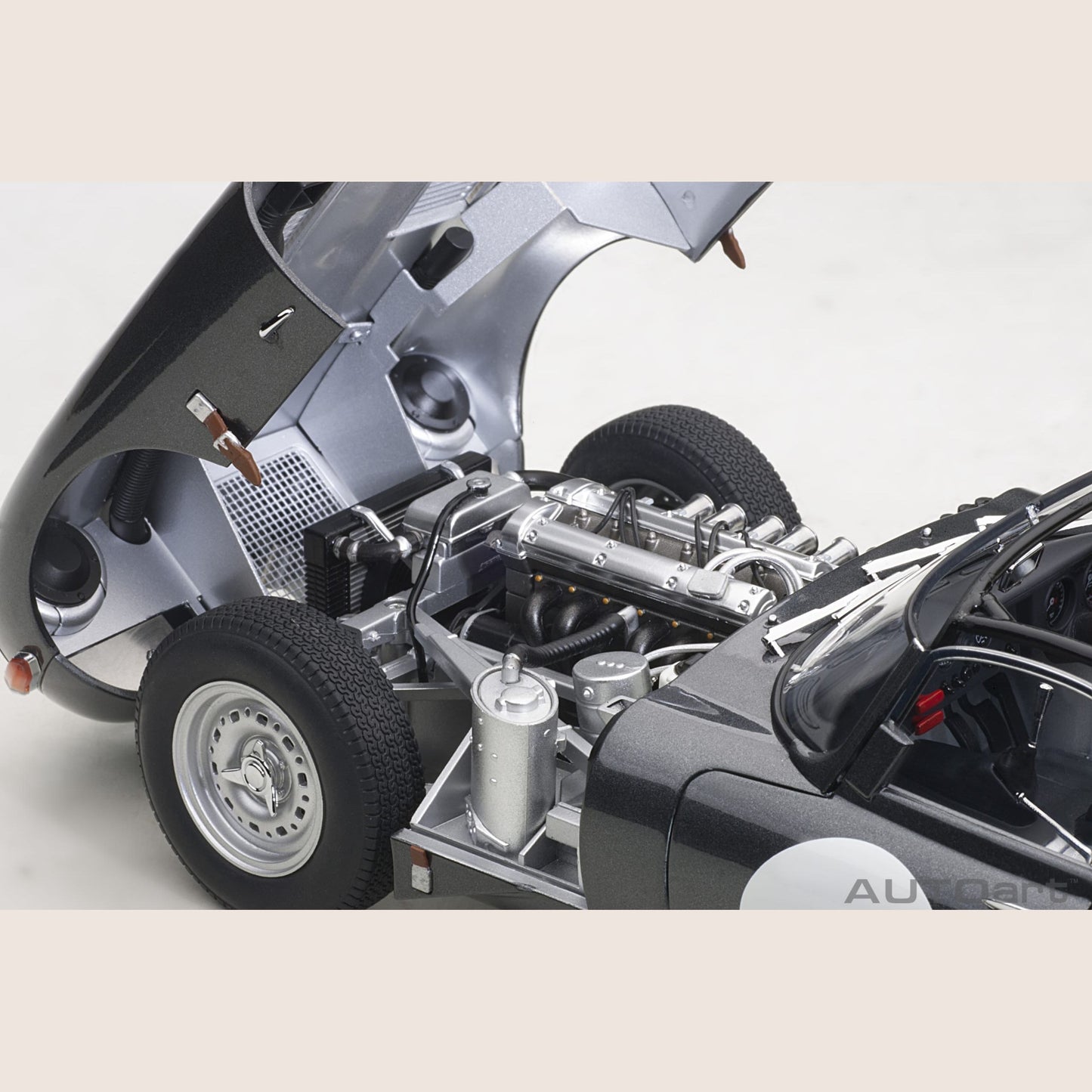 Jaguar Lightweight E-Type Dark Grey - Lightweight version of the Jaguar E-Type in dark gray. A gem for car enthusiasts.
