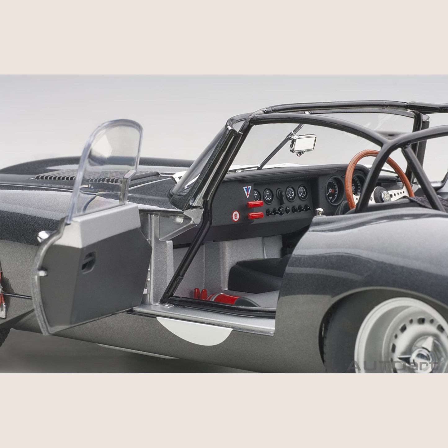 Jaguar Lightweight E-Type Dark Grey - Lightweight version of the Jaguar E-Type in dark gray. A gem for car enthusiasts.