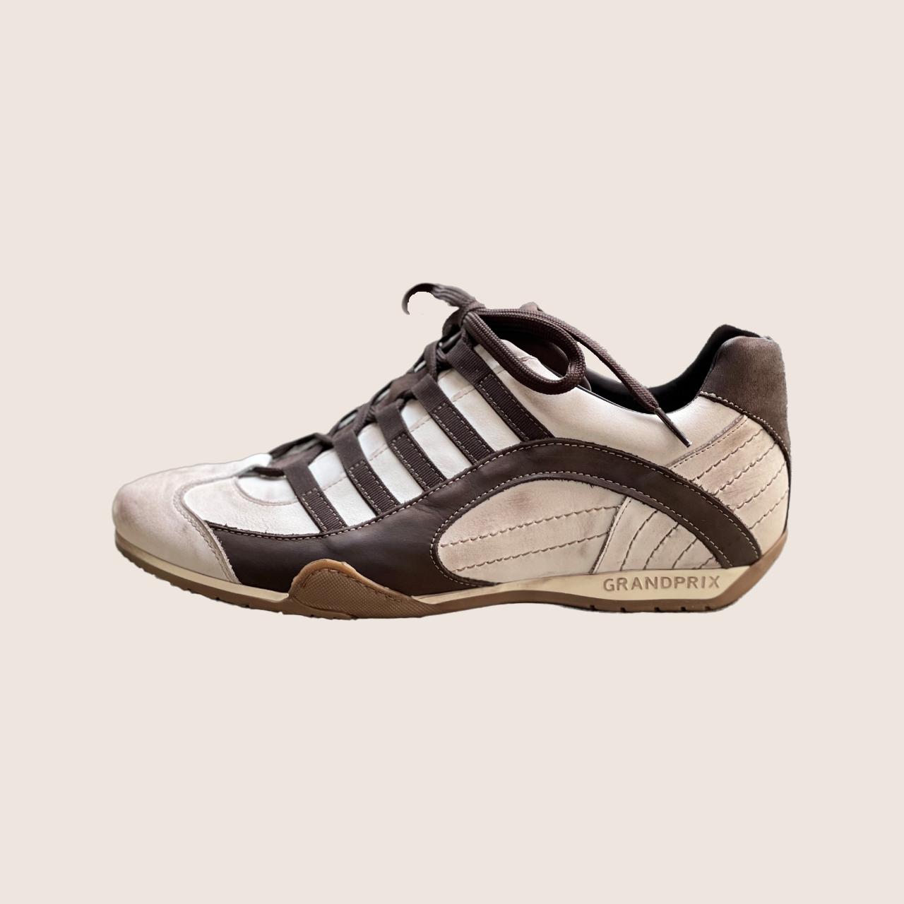 GPO Sneakers Off White - Classic off-white sneakers, ideal for a stylish look.