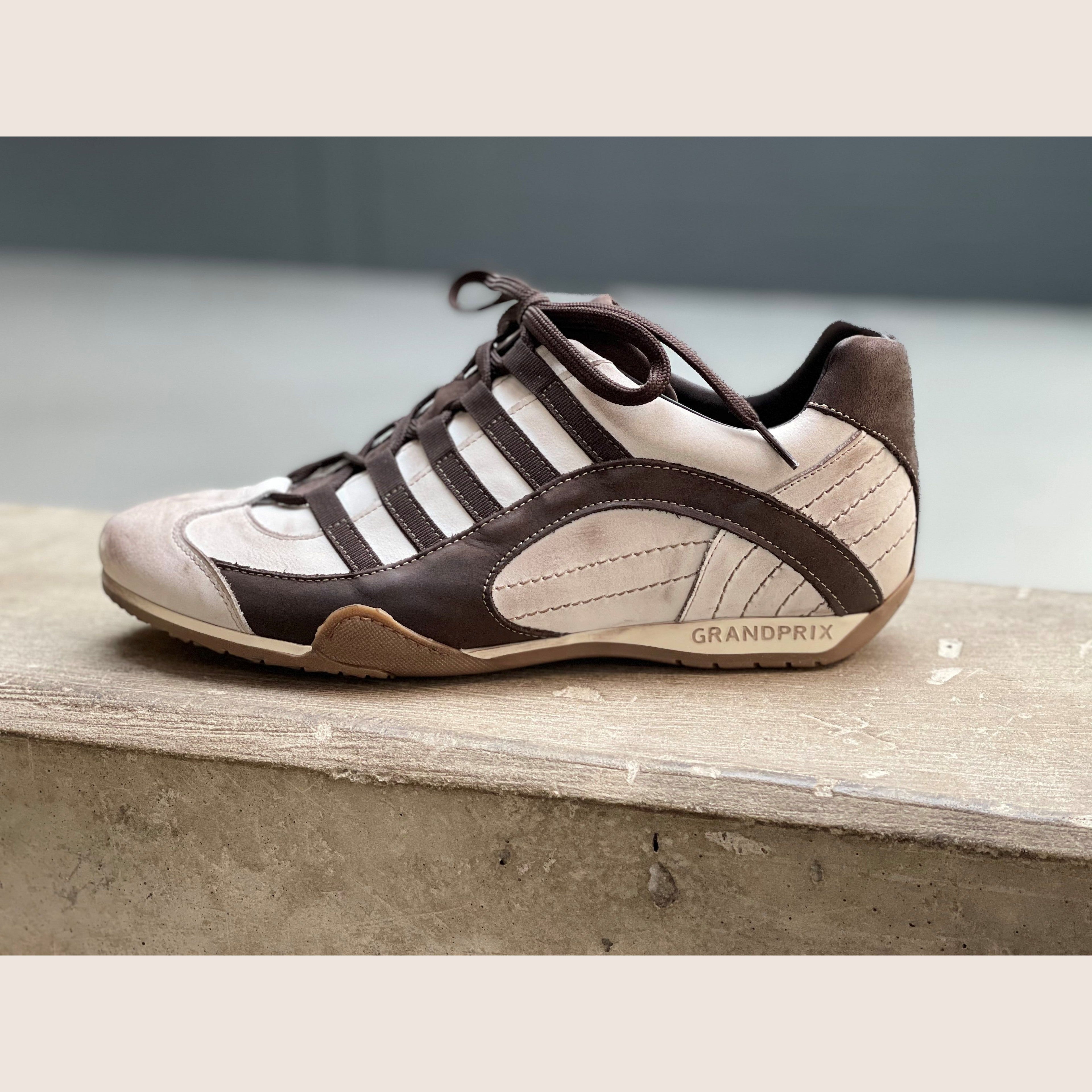 GPO Sneakers Off White - Classic off-white sneakers, ideal for a stylish look.