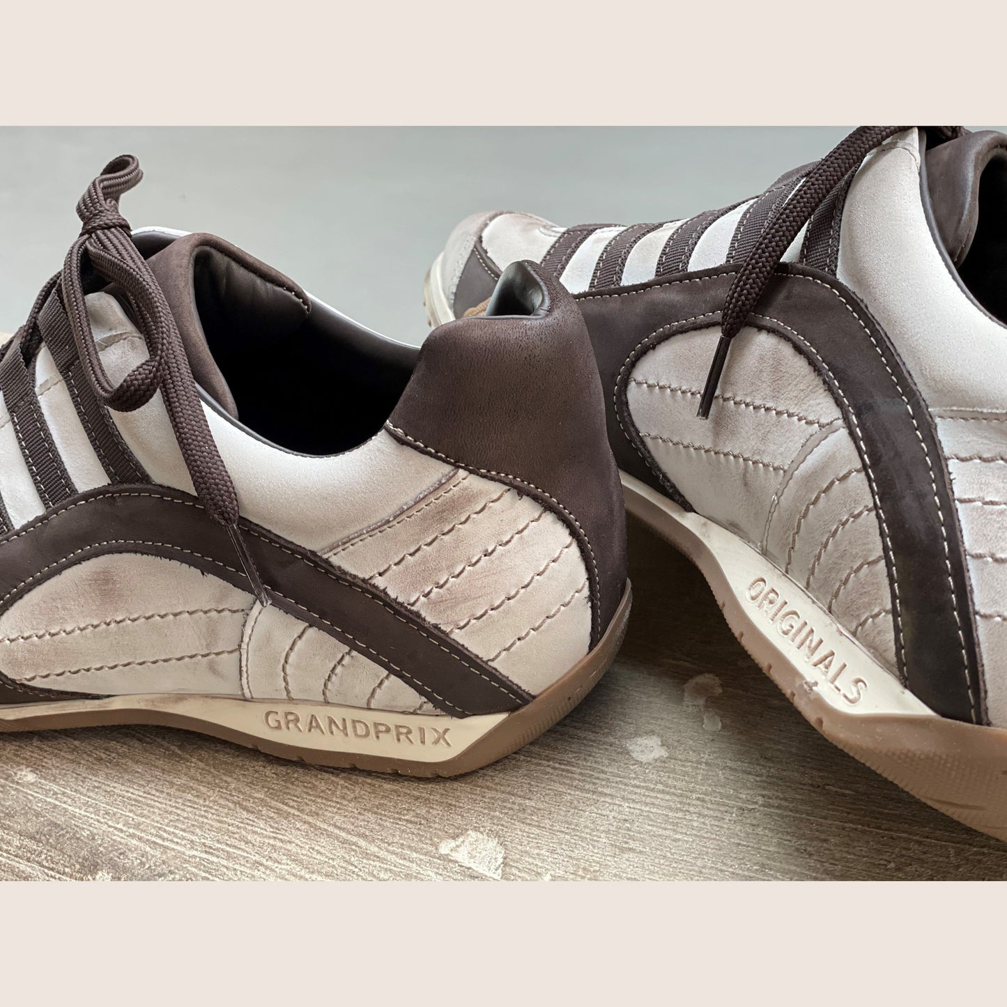 GPO Sneakers Off White - Classic off-white sneakers, ideal for a stylish look.