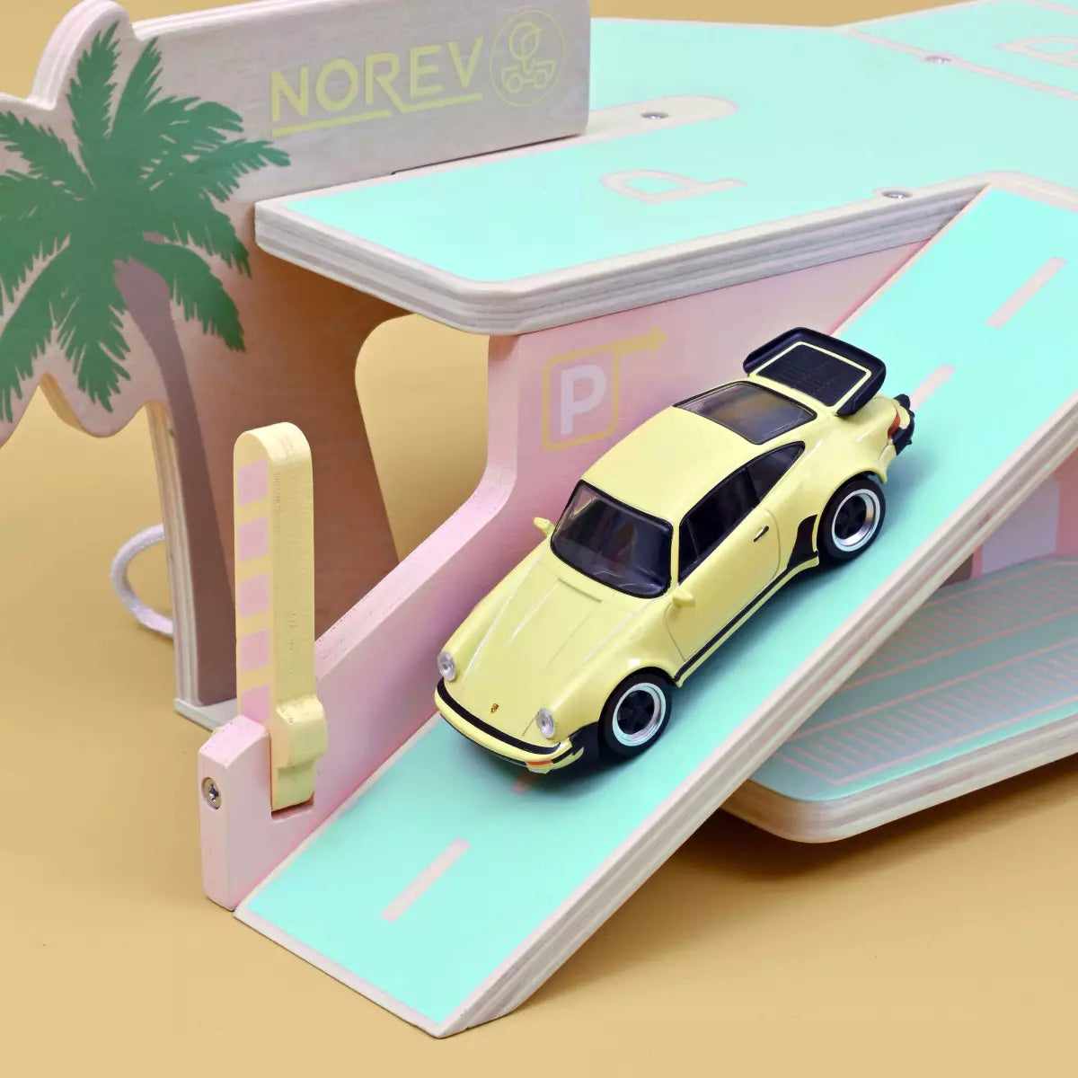 Palm Springs Gas Station Norev - Miniature model of a classic gas station from Palm Springs.