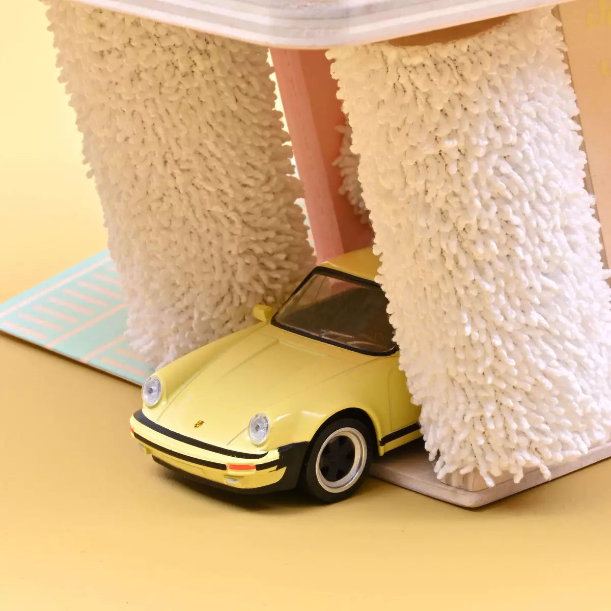 Palm Springs Gas Station Norev - Miniature model of a classic gas station from Palm Springs.