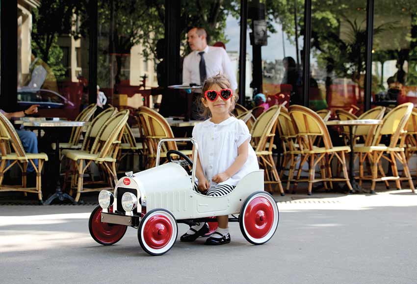 Baghera Classic Pedalcar - timeless pedal car with retro look and robust metal frame, ideal for imaginative play and little racers.