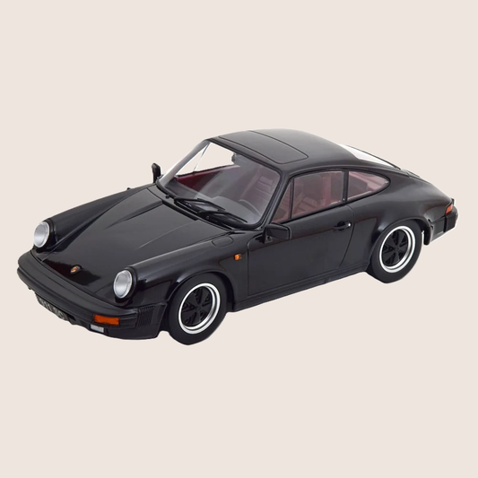 Porsche 911 SC Coupé 1983 1:18 KK-Scale - Highly detailed scale model of the 1983 Porsche 911 SC Coupé in 1:18. Manufactured by KK-Scale with precise bodywork, rims and authentic design elements - ideal for Porsche collectors and racing enthusiasts.
