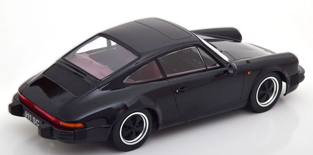 Porsche 911 SC Coupé 1983 1:18 KK-Scale - Highly detailed scale model of the 1983 Porsche 911 SC Coupé in 1:18. Manufactured by KK-Scale with precise bodywork, rims and authentic design elements - ideal for Porsche collectors and racing enthusiasts.