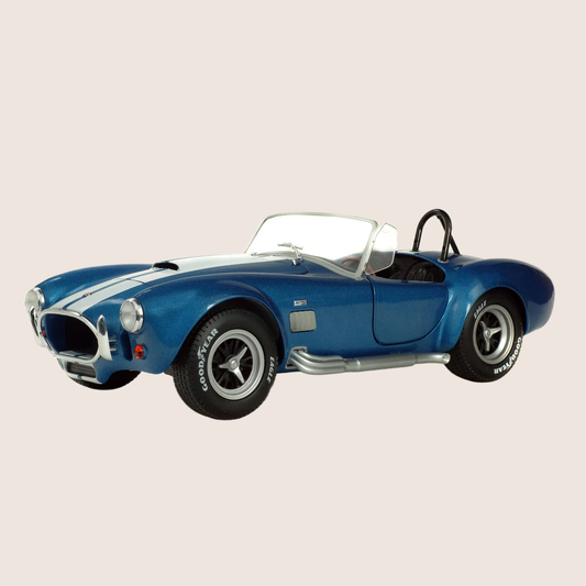 Solido Shelby Cobra 427 MKII 1965 1:18 - Detailed diecast model of the classic 1965 Shelby Cobra 427 MKII in 1:18 scale. Made of metal, with open doors, adjustable front wheels, side mirrors and authentic design - ideal for car enthusiasts and collectors.