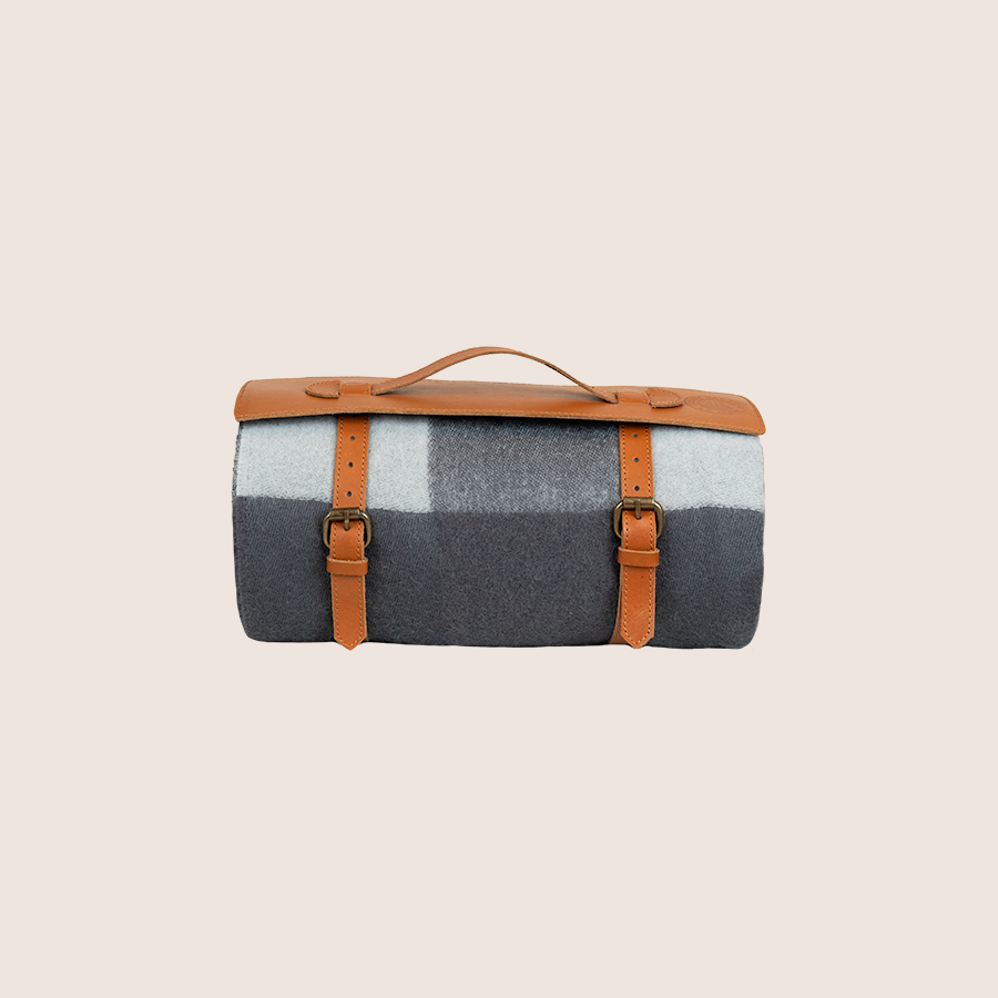 BilPlaid gray - gray car blanket, ideal for keeping warm on road trips or for cozying up at home.