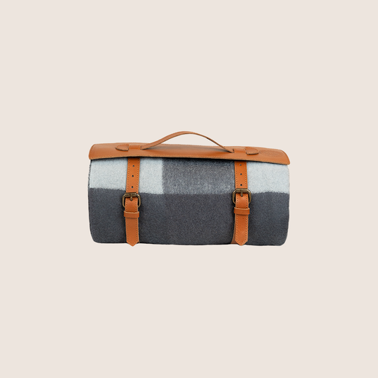 BilPlaid gray - gray car blanket, ideal for keeping warm on road trips or for cozying up at home.